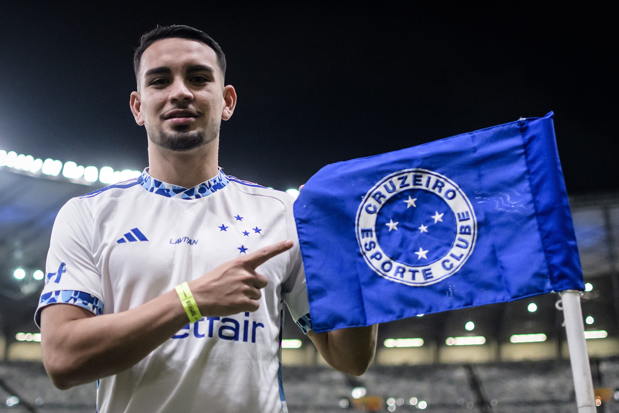 Fabrizio Peralta com a camisa do Cruzeiro. (Foto: Gustavo Aleixo/CEC)