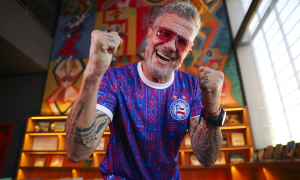 Tuca Fernandes com a nova camisa do Bahia. (Foto: Reprodução/ECB)