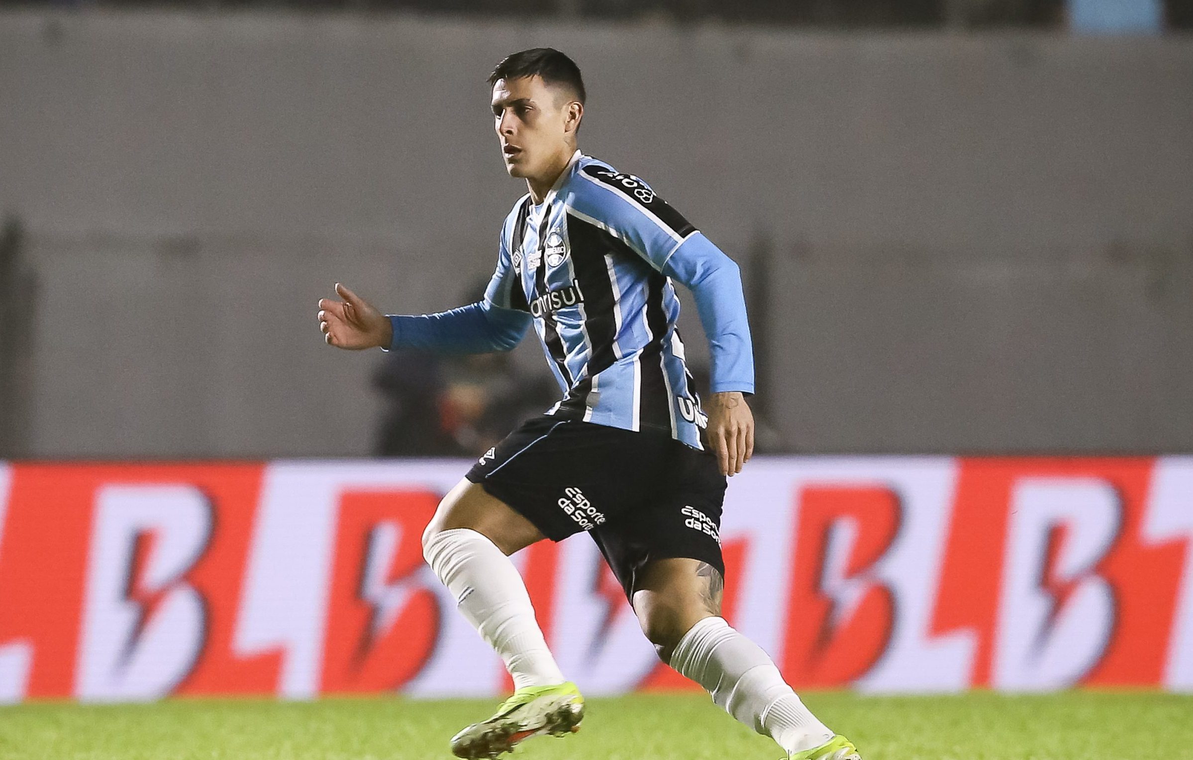 Atacante do Grêmio recebe sondagem de time argentino (Foto: Pedro H. Tesch/Getty Images)