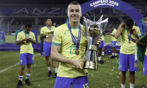 Igor Serrote com a taça de campeão do Sul-Americano Sub-20. (Foto: Rafael Ribeiro/CBF)