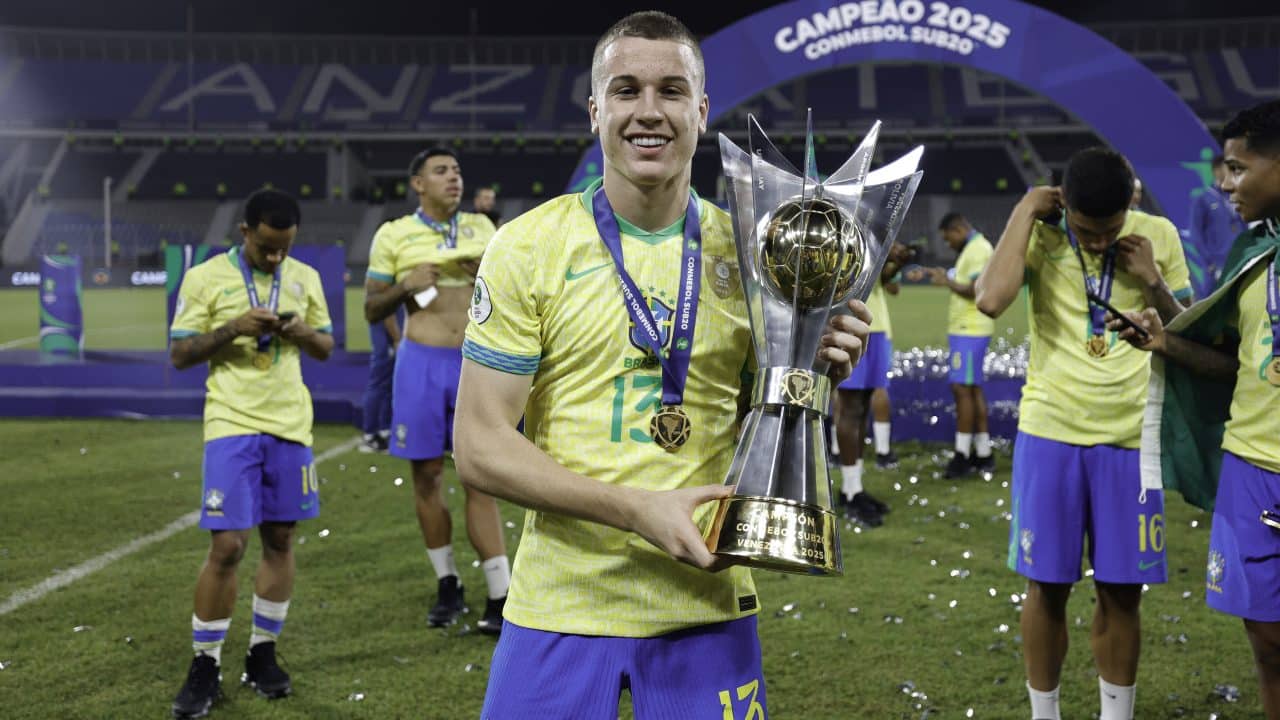 Igor Serrote com a taça de campeão do Sul-Americano Sub-20. (Foto: Rafael Ribeiro/CBF)