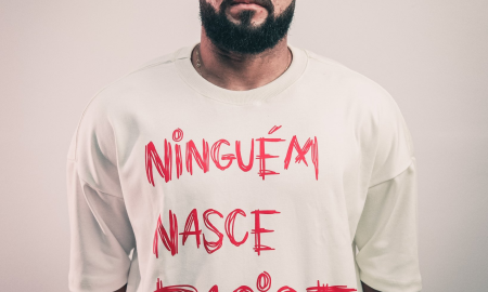 Zé Welison, do Fortaleza, com a camisa da campanha ''Ninguém nasce racista''. (Foto: Mateus Lotif/FEC)