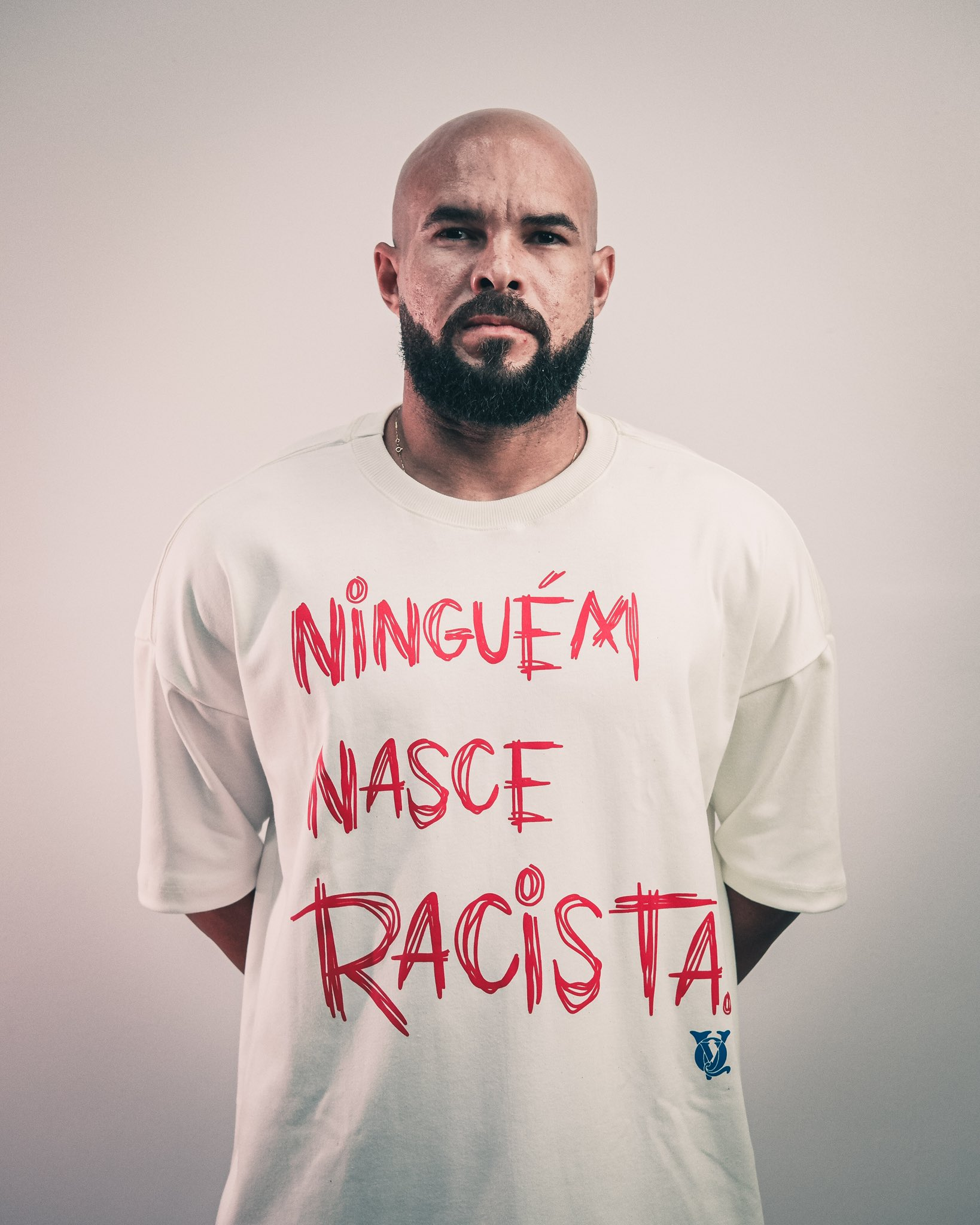 Zé Welison, do Fortaleza, com a camisa da campanha ''Ninguém nasce racista''. (Foto: Mateus Lotif/FEC)