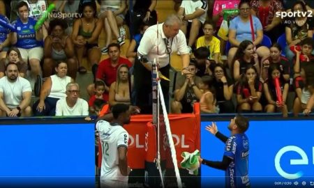 Bruninho em lance inusitado no jogo do Vôlei Renata