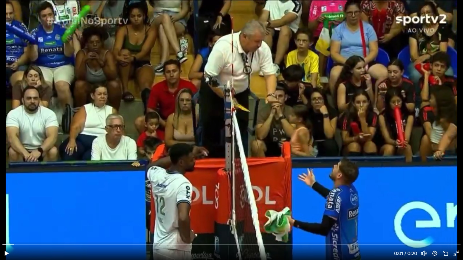 Bruninho em lance inusitado no jogo do Vôlei Renata