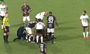 Momento em que o volante Jacy, do Operário, caiu em campo. (Foto: Reprodução/TV Coxa)