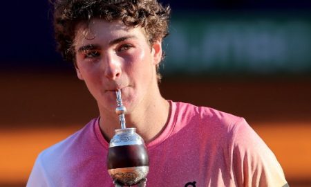 João Fonseca com o troféu (Foto: @argentinaopentennis / Ieb+ Argentina open)