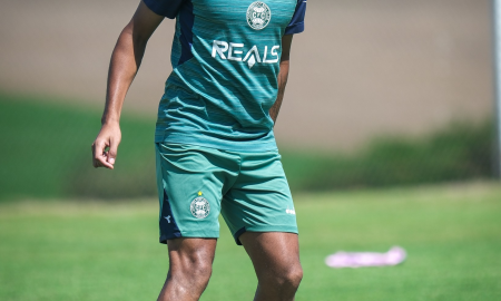 Gustavo Coutinho com a camisa do Coritiba. (Foto: JP Pacheco/CFC)