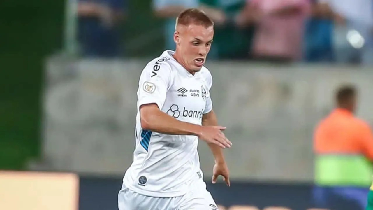 Lucas Mila em ação pelo Grêmio. (Foto: Lucas Uebel/GFBPA)