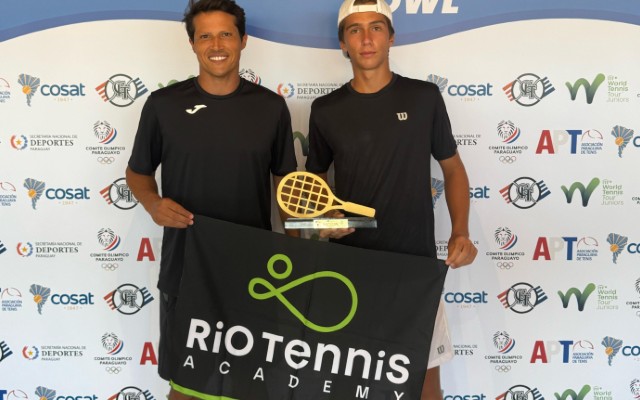 Leonardo Storck à direita com treinador Bruno Savi (Foto: Divulgação)