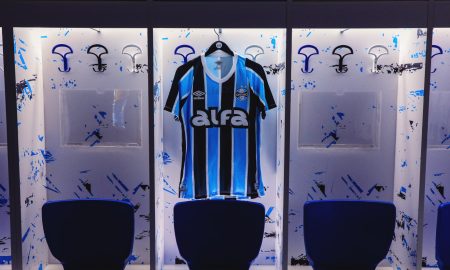 A camisa do Grêmio com a Alfa.bet (Foto: Guilherme Testa/GFBPA)