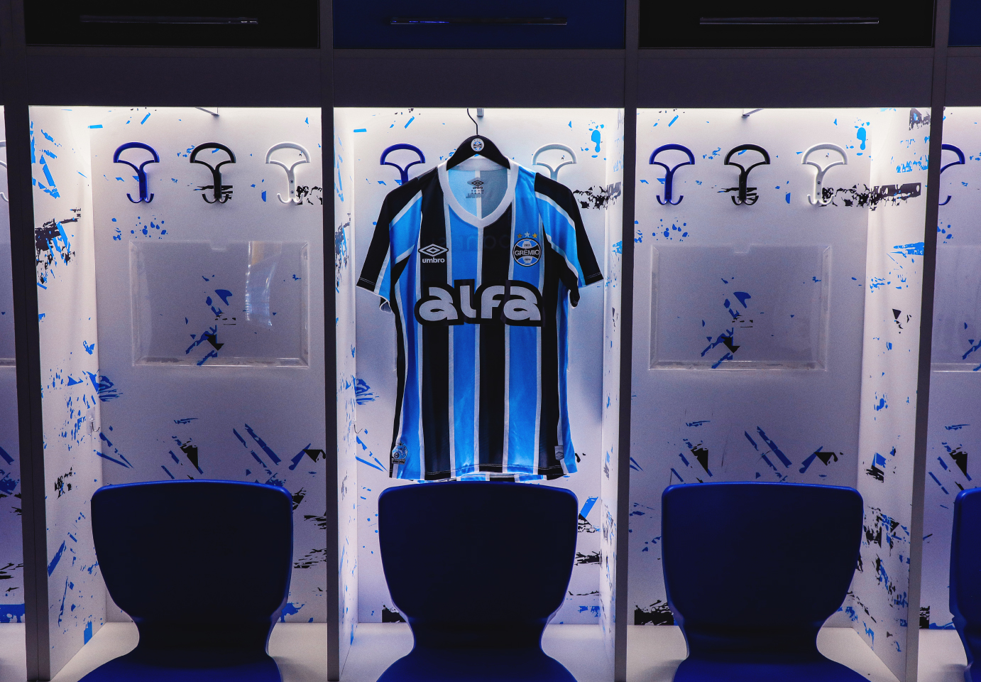 A camisa do Grêmio com a Alfa.bet (Foto: Guilherme Testa/GFBPA)