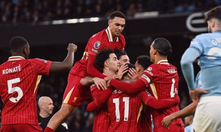 Reds se isolam na liderança da Premier League