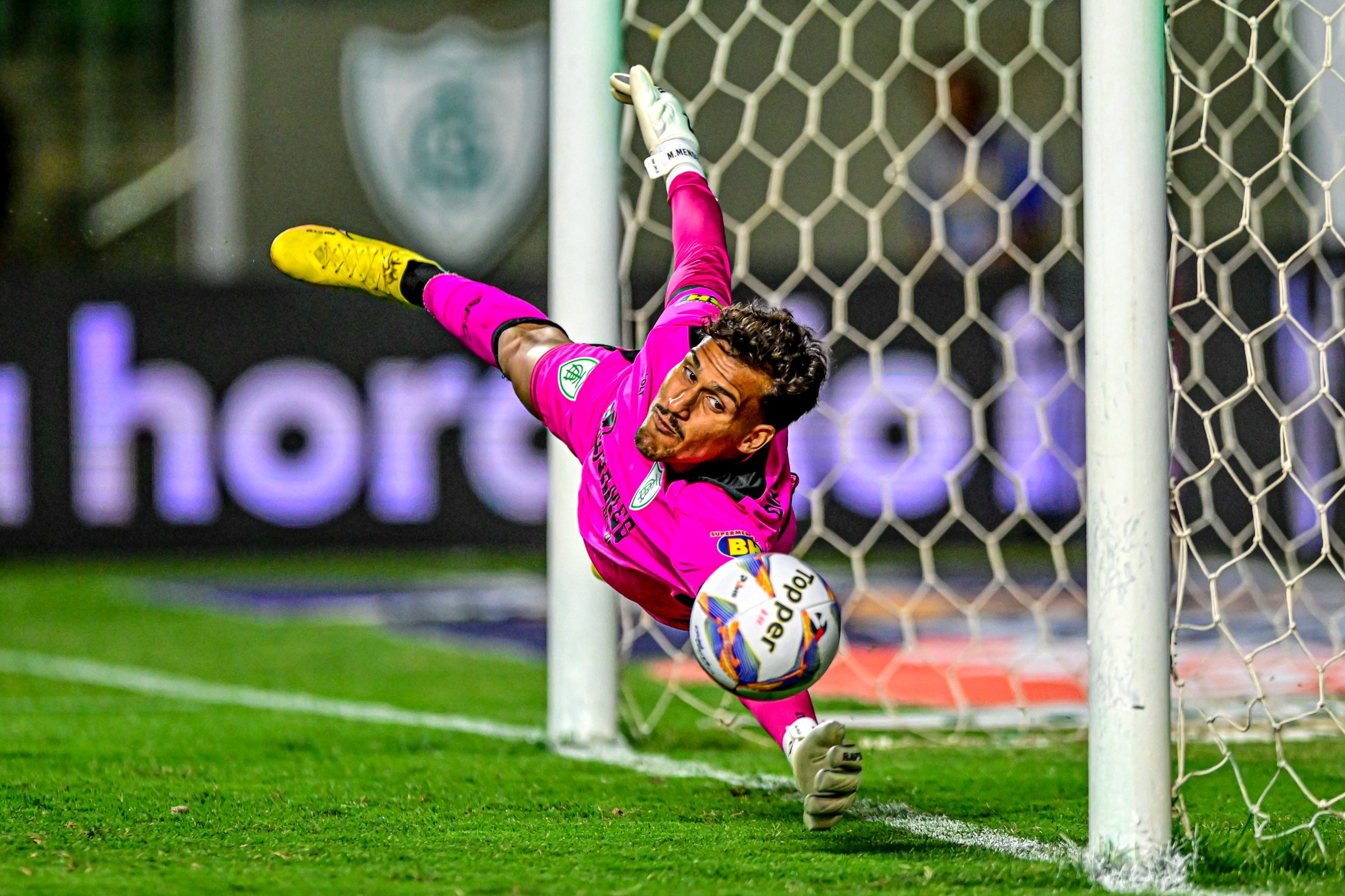 Matheus Mendes pelo América-MG (Foto: Mourão Panda / América)