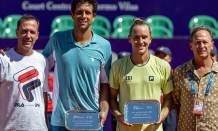 Matos de amarelo com Melo de azul ao seu lado esquerdo (Foto: @argentinaopentennis / Ieb+ Argentina open)