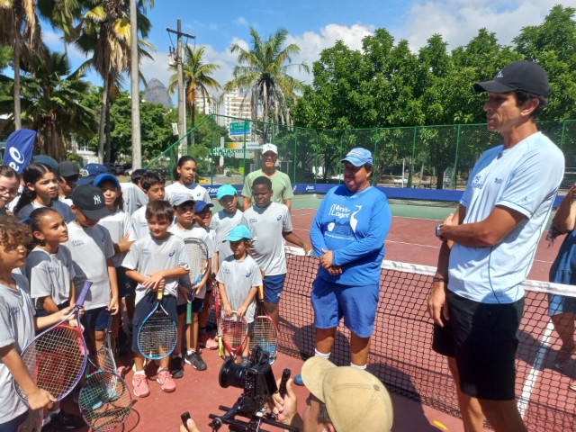 Marcelo Melo com Alexandre Borges em bate-papo com crianças do projeto (Foto: Divulgação)