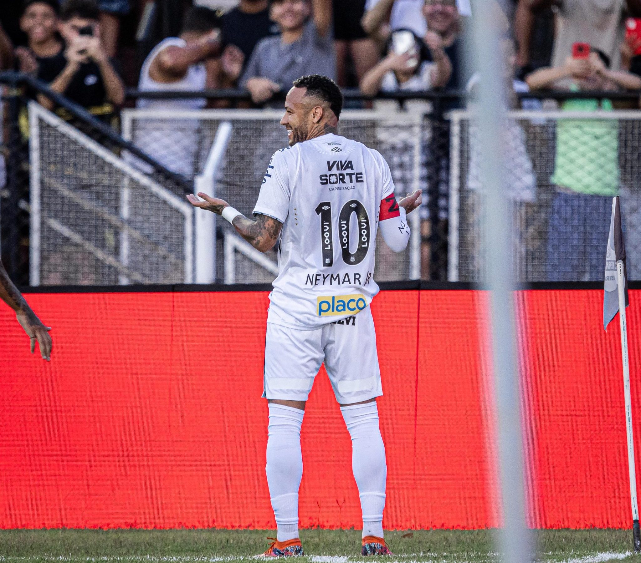 Neymar em gol olímpico - (Foto: Santos FC)