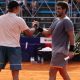 Orlando Luz de frente e Gregoire Jacq de costas (Foto: @argentinaopentennis / Ieb+ Argentina open)