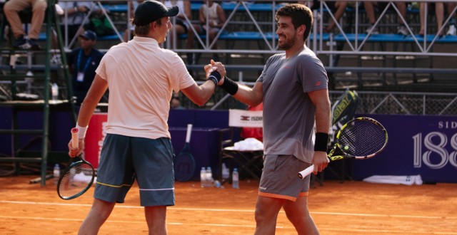 Orlando Luz de frente e Gregoire Jacq de costas (Foto: @argentinaopentennis / Ieb+ Argentina open)