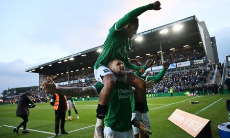 Jogadores do Plymouth comemorando. (Foto: Dan Mullan/Getty Images)