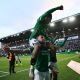 Jogadores do Plymouth comemorando. (Foto: Dan Mullan/Getty Images)