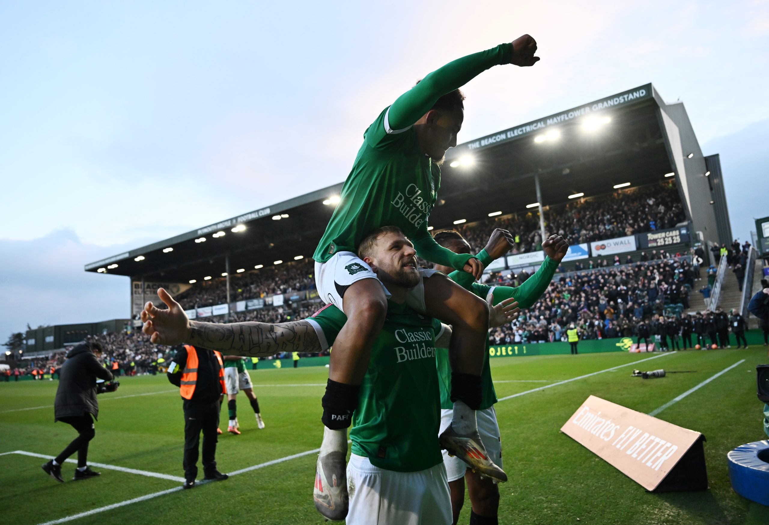 Jogadores do Plymouth comemorando. (Foto: Dan Mullan/Getty Images)