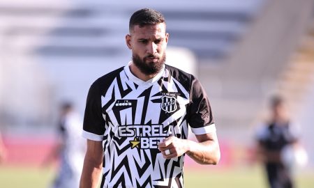 Nilson Júnior com a camisa da Ponte Preta. (Foto: Karen Fontes/Especial PontePress)