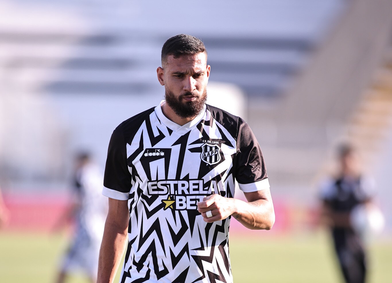 Nilson Júnior com a camisa da Ponte Preta. (Foto: Karen Fontes/Especial PontePress)