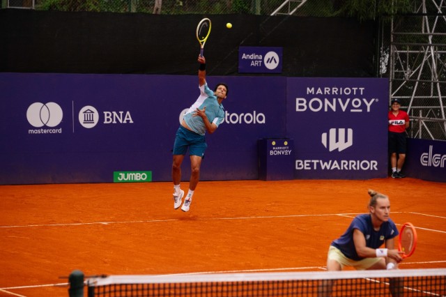 Rafael Matos de azul (Foto: @argentinaopentennis / Ieb+ Argentina Open)