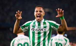 Vitor Roque, de camisa verde, do Real Betis (Photo by Fran Santiago/Getty Images)