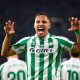 Vitor Roque, de camisa verde, do Real Betis (Photo by Fran Santiago/Getty Images)