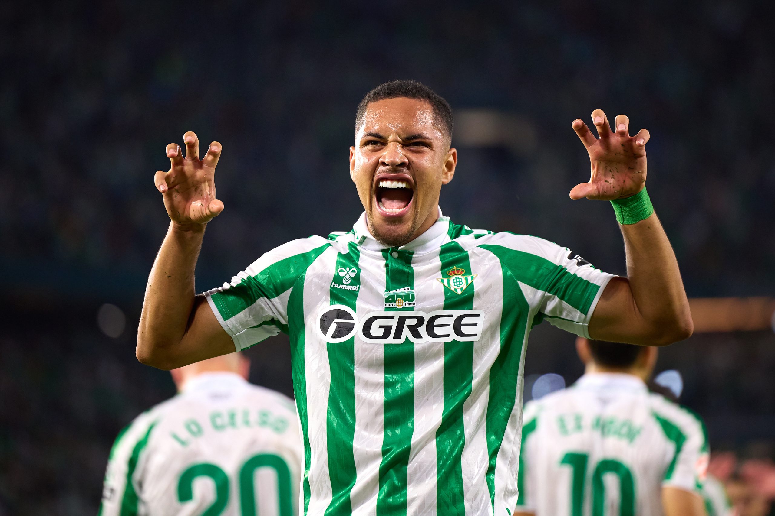 Vitor Roque, de camisa verde, do Real Betis (Photo by Fran Santiago/Getty Images)