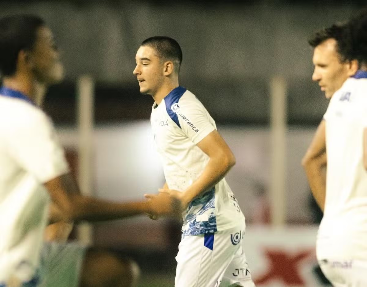 Tedesco em aquecimento pelo Avaí. (Foto: Guilherme Griebeler/AFC)