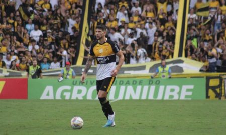 Tobias Figueiredo em ação pelo Criciúma. (Foto: Celso da Luz/CEC)