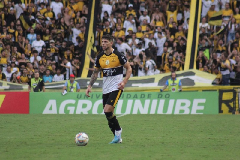 Tobias Figueiredo em ação pelo Criciúma. (Foto: Celso da Luz/CEC)