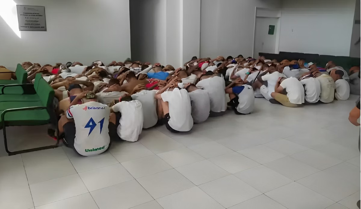 Os torcedores presos no Clássico-Rei (Foto: PMCE/Divulgação)