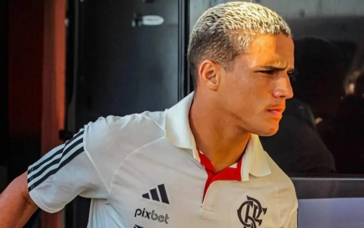 Thiaguinho com a camisa do Flamengo. (Foto: Gilvan de Souza/CRF)