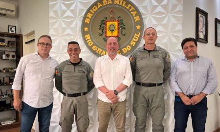 Comando-geral, presidentes da dupla Gre-Nal e presidente da FGF. (Foto: Sd Giliard/PM5)