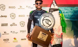 Italo Ferreira com a taça da WSL em Portugal. (Foto: Damien Poullenot / WSL)