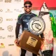 Italo Ferreira com a taça da WSL em Portugal. (Foto: Damien Poullenot / WSL)