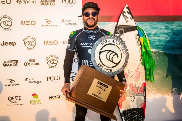 Italo Ferreira com a taça da WSL em Portugal. (Foto: Damien Poullenot / WSL)