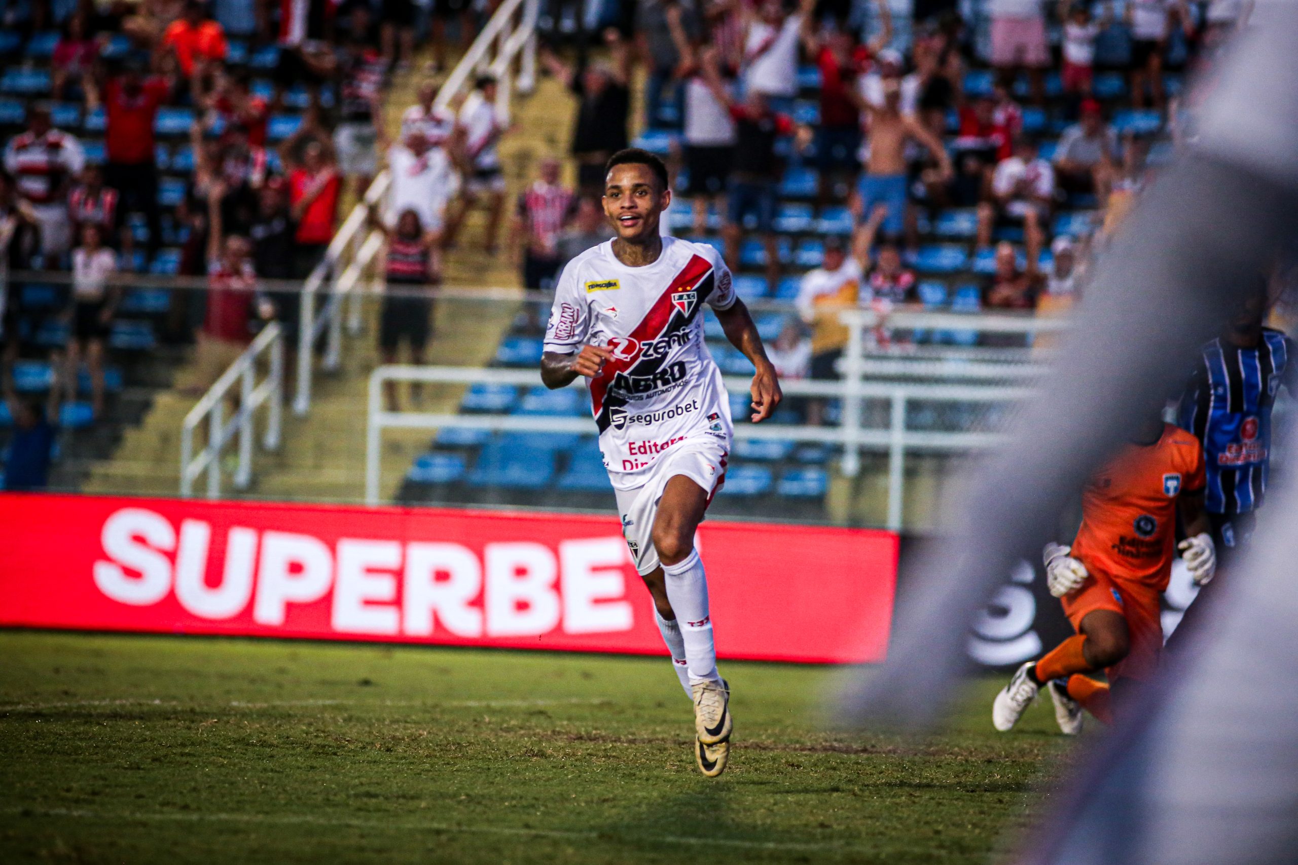 Allanzinho em atuação pelo Ferroviário. (Foto: Reprodução/FAC)