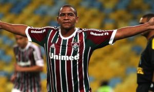 Walter com a camisa do Fluminense.