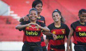 Equipe feminina do Sport em ação. (Foto: Sandy James/SCR)