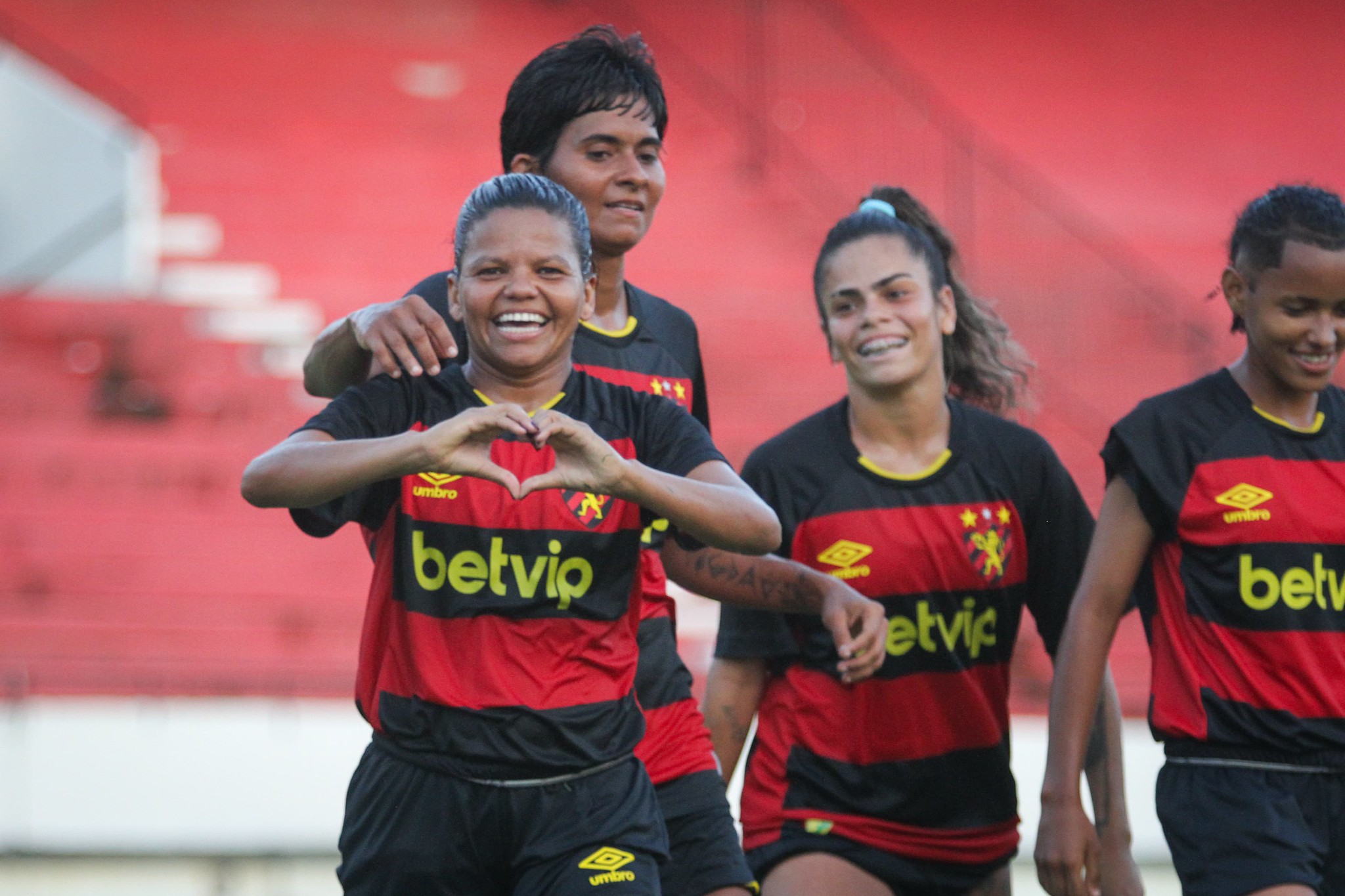 Equipe feminina do Sport em ação. (Foto: Sandy James/SCR)