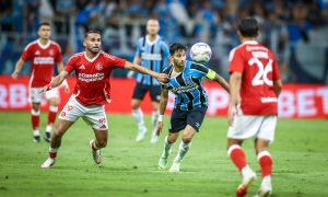 Grêmio e Inter em ação. (Foto: Lucas Uebel/GFBPA)