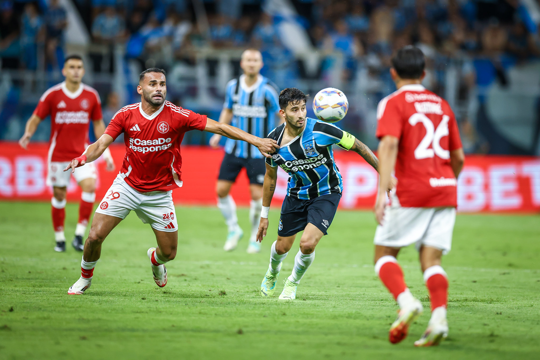 Grêmio e Inter em ação. (Foto: Lucas Uebel/GFBPA)