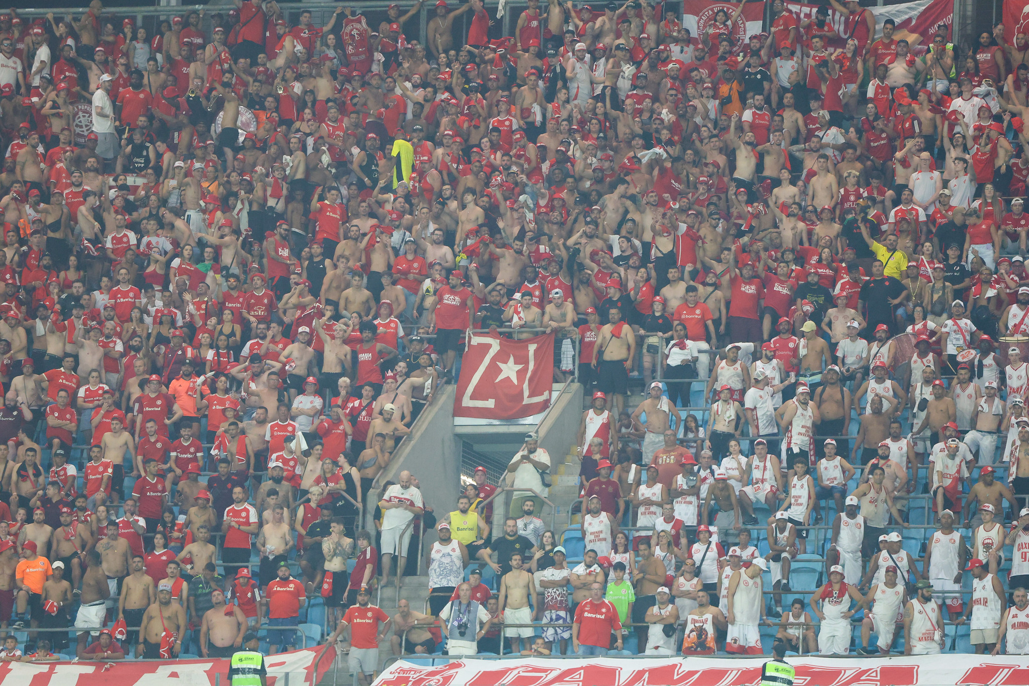 Torcida do Inter na Arena do Grêmio. (Foto: Ricardo Duarte/SCI)