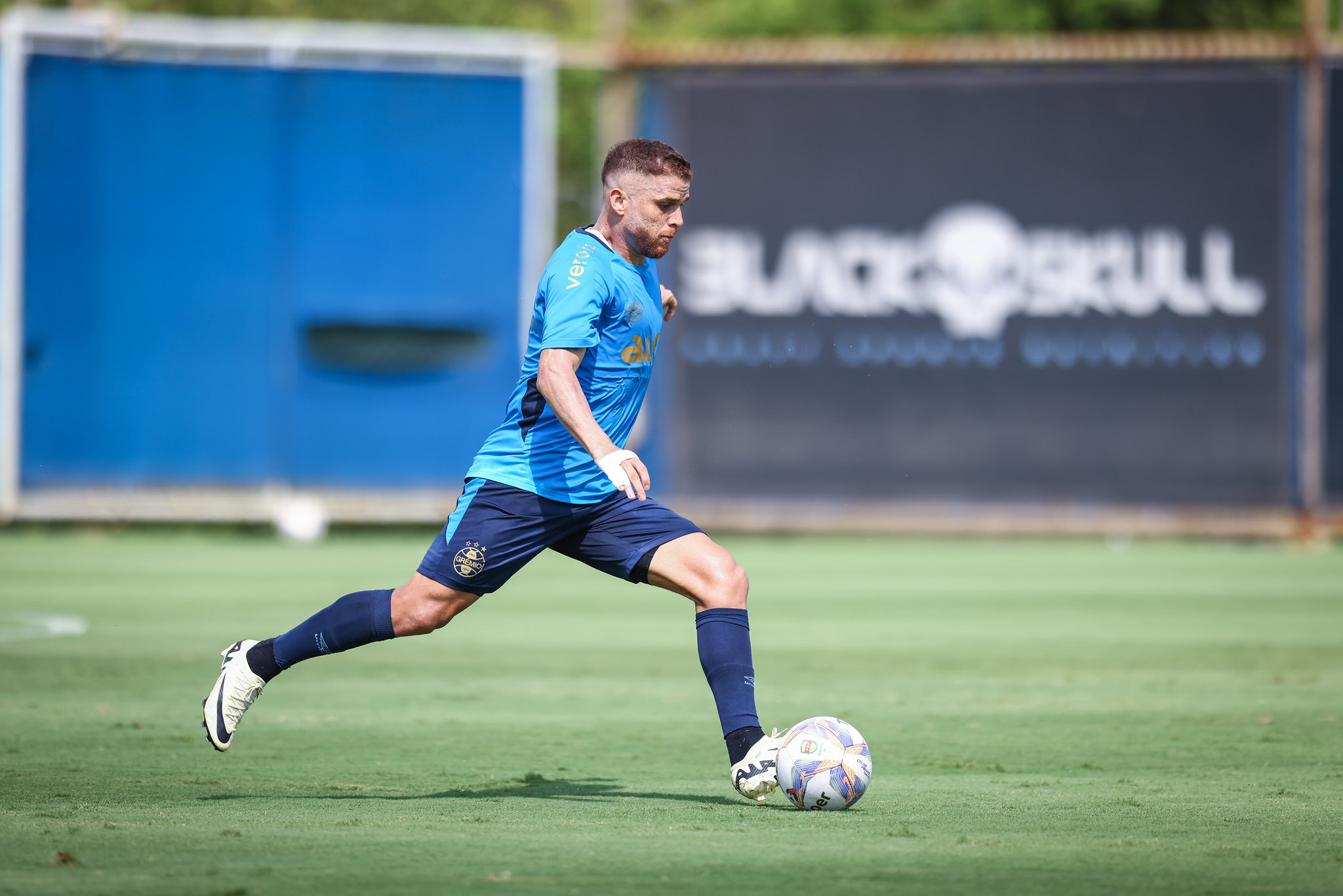 Cuéllar em treino pelo Grêmio. (Foto: Lucas Uebel/GFBPA)