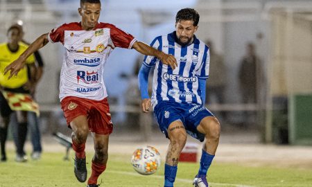 Juazeirense e CSA em ação. (Foto: Reprodução/CSA)